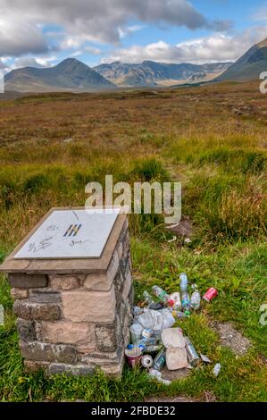 Litière laissée à un point de vue sur Rannoch Moor dans les Highlands d'Écosse. Banque D'Images