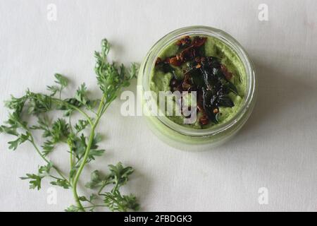 Condiment chaud et épicé frais fait maison avec de la coriandre, des échalotes à la noix de coco et du froid vert. Connu localement sous le nom de chutney de noix de coco à la coriandre. Prise de vue sur WHI Banque D'Images