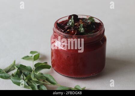 Condiment frais, épicé et sucré fait maison avec des betteraves, des piments, des échalotes de noix de coco et des épices. Connu localement sous le nom de chutney de noix de coco de Beetroot. Prise de vue activée Banque D'Images