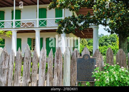 LA NOUVELLE-ORLÉANS, LA, États-Unis - 11 AOÛT 2020 : Fence en bois, Marker historique et galerie d'angle de Pitot House sur Bayou St. John Banque D'Images