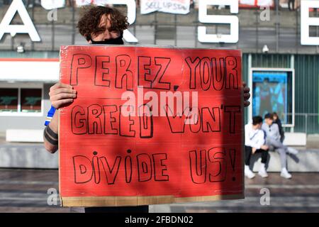 Londres, Royaume-Uni. 23 avril 2021. Un fan de Leicester City tient une bannière pour protester contre les propositions de la Super League européenne formulées par le président du Real Madrid Florentino Perez. Des manifestations contre le propriétaire du club de football d'Arsenal Stan Kroenke ont lieu devant le stade Emirates de Londres le vendredi 23 avril 2021. Cette image ne peut être utilisée que À des fins éditoriales. Usage éditorial seulement. photo par Steffan Bowen/Andrew Orchard sports photographie/Alamy Live News crédit: Andrew Orchard sports photographie/Alamy Live News Banque D'Images