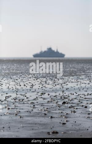 Danemark, Romo, Mud plat pendant la marée basse avec le ferry dans un fond lointain Banque D'Images