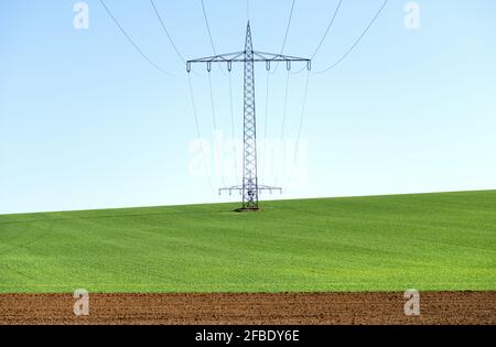 Électricité verte, énergie verte, pôles et lignes électriques dans les champs, Environnement et énergie. Alimentation, lignes électriques aériennes. Conduites de transmission Banque D'Images