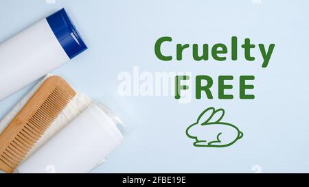 Conception de produits de soin sans cruauté. Plat, peigne à cheveux en bois avec vue de dessus, bouteille de shampooing, gel douche, serviette. Pas de tests sur les animaux. Banque D'Images