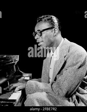 NAT King Cole. Portrait du chanteur et pianiste américain de jazz Nathaniel Adams Coles (1919-1965), New York, 1947. Photo de William P Gottlieb, Banque D'Images