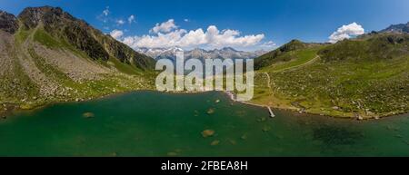 Panorama aérien du lac Chiusetta et de la vallée d'Aurina en été Banque D'Images