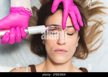 Tête de jeune femme pendant le traitement de la peau au centre esthétique Banque D'Images