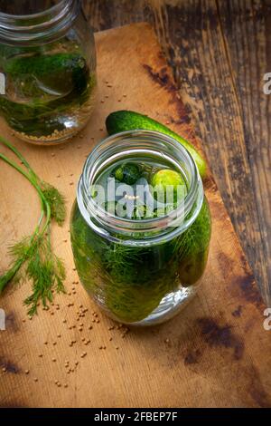 Cornichons marinés dans un pot aux graines de moutarde et à l'aneth Banque D'Images