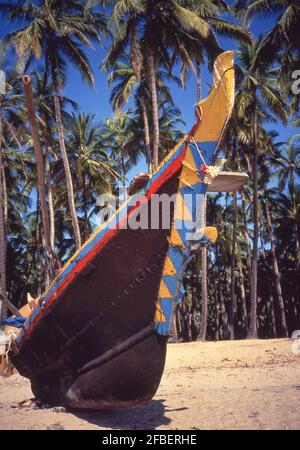 Bateau à outrigger coloré, Plage de Palolem, Canacona, Goa Sud, Goa État, Région de Konkan, République de l'Inde Banque D'Images