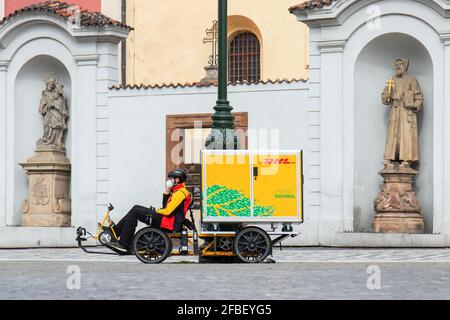 Prague - 22 avril : DHL man avec le vélo d'expédition le 22 avril 2021 à la place de la République, au centre de Prague, en République tchèque. Banque D'Images