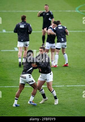 Les joueurs du FC de Hull City se réchauffent avant le match de la Super League de Betfred au KCOM Stadium, à Hull. Date de la photo: Vendredi 23 avril 2021. Banque D'Images