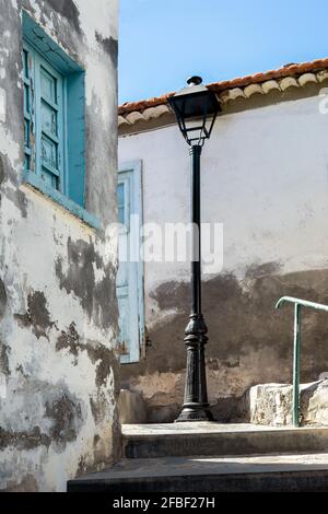 Lumière de rue sur marche au milieu des maisons pendant la journée ensoleillée Banque D'Images