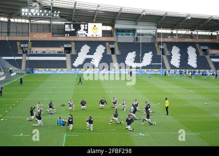 Les joueurs du FC de Hull City se réchauffent avant le match de la Super League de Betfred au KCOM Stadium, à Hull. Date de la photo: Vendredi 23 avril 2021. Banque D'Images