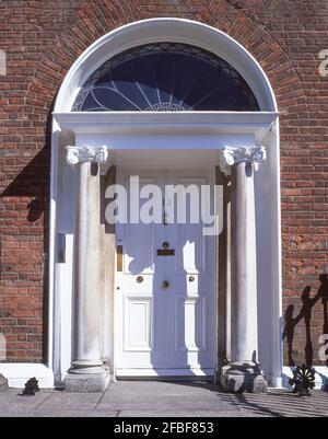 Porte géorgienne blanche, Merrion Square, Dublin, province de Leinster, République d'Irlande Banque D'Images