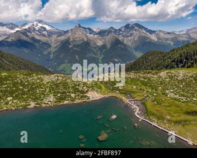 Vue aérienne sur les rives du lac Chiusetta et de la vallée d'Aurina en été Banque D'Images