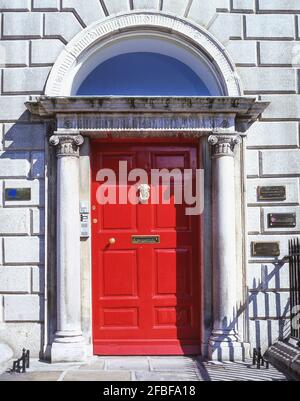 Porte géorgienne rouge, Merrion Square, Dublin, province de Leinster, République d'Irlande Banque D'Images