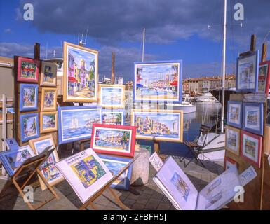 Stands d'art sur le quai du port, Saint-Tropez, Var, Provence-Alpes-Côte d'Azur, France Banque D'Images