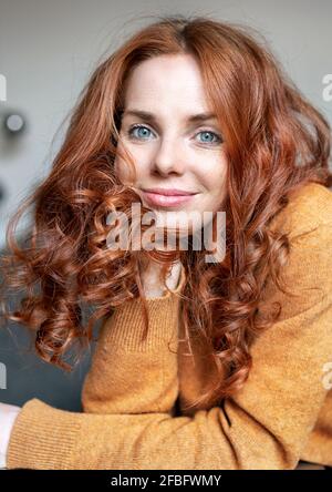 Close-up portrait of beautiful redhead woman at home Banque D'Images