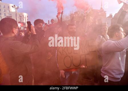 Stade Emirates, Londres, Royaume-Uni. 23 avril 2021. Les fans d'Arsenal protestent devant le stade Emirates contre le propriétaire américain Stan Kroenke. Crédit : Matthew Chattle/Alay Live News Banque D'Images