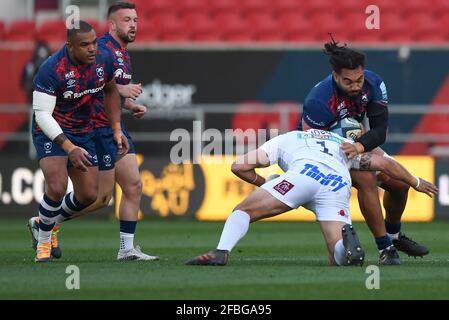 Bristol, Royaume-Uni. 23 avril 2021. Chris Vui de Bristol Bears est attaqué par Ben Moon d'Exeter Chiefs à Bristol, Royaume-Uni, le 4/23/2021. (Photo par Mike Jones/News Images/Sipa USA) crédit: SIPA USA/Alay Live News Banque D'Images