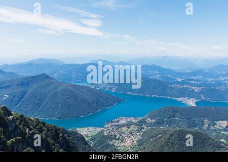 Lac de Lugano vu depuis le sommet de Monte Generoso en été Banque D'Images