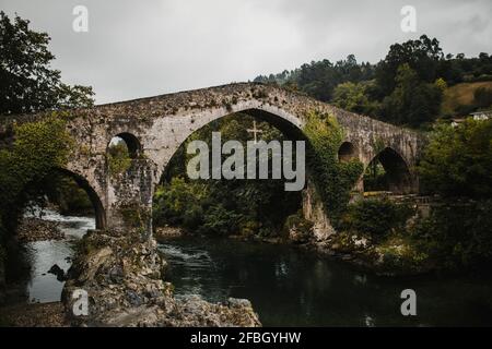 Pont d'arche médiéval au-dessus de la Sella, Cangas de Onis, Espagne Banque D'Images