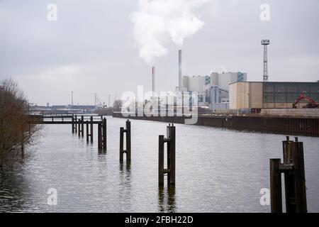 Port industriel au nord de la ville de Magdebourg. La centrale de transformation des déchets en énergie est en arrière-plan. Banque D'Images
