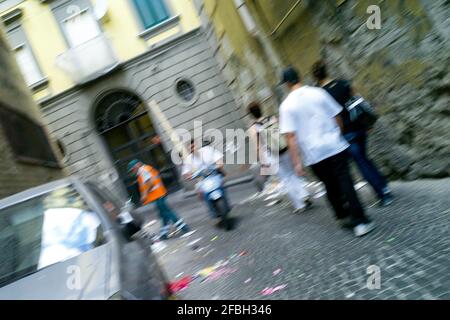 Employé du service municipal de nettoyage au travail dans une rue sale, Naples, Italie Banque D'Images