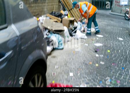 Employé du service municipal de nettoyage au travail dans une rue sale, Naples, Italie Banque D'Images