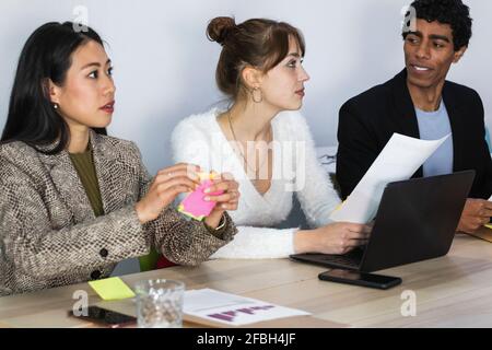 Jeunes entrepreneurs hommes et femmes travaillant en réunion Banque D'Images
