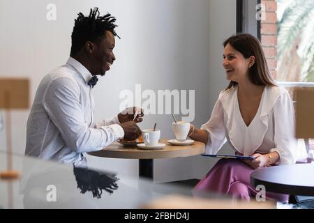 Les gens d'affaires qui ont un café au café Banque D'Images