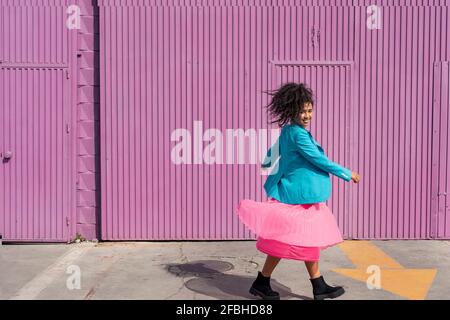 Femme joueur tournant devant la cabine pourpre Banque D'Images