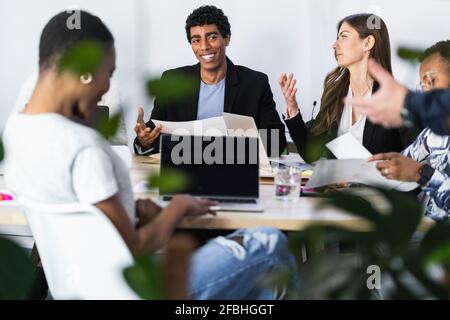Équipe d'entrepreneurs hommes et femmes en réunion Banque D'Images