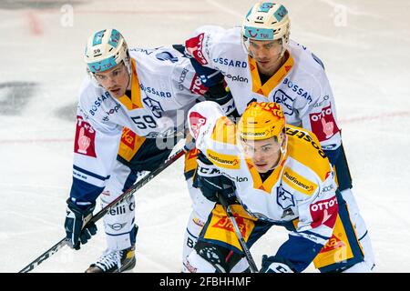 Le buteur de PostFinance Gregory Hofmann # 15 (EV Zug), Tobias Geisser # 42 (EV Zug) et Dario Simion # 59 (EV Zug) lors du match de hockey sur glace quart-final de la Ligue nationale 6 entre SC Berne et EV Zug le 23 avril 2021 dans le stade PostFinance à Berne. (Suisse/Croatie SORTIE) crédit: SPP Sport presse photo. /Alamy Live News Banque D'Images