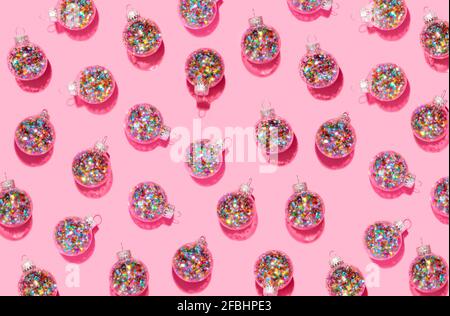 Boules brillantes pour motif arbre de Noël sur fond rose Banque D'Images