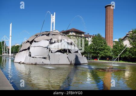 Turin, Piémont/Italie-05/04/2014- la fontaine Igloo sculpture de l'artiste Mario Merz dans le quartier de San Paolo. Banque D'Images