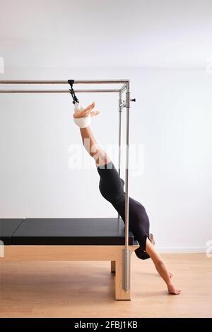 Athlète masculin faisant des pilates dans la salle d'exercice Banque D'Images