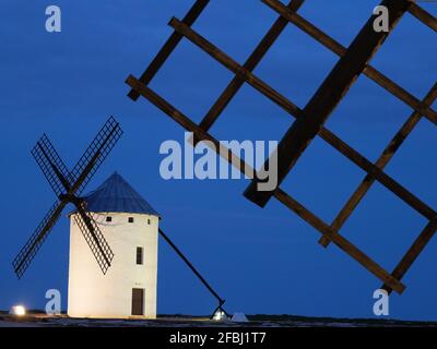 Espagne, province de Tolède, Campo de Criptana, moulins à vent historiques au crépuscule Banque D'Images