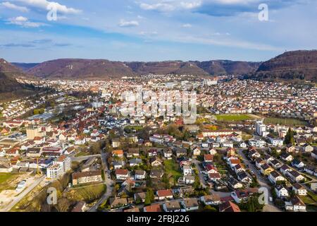 Allemagne, Bade-Wurtemberg, Geislingen an der Steige, paysage urbain avec maisons unifamiliales et multi-familiales Banque D'Images