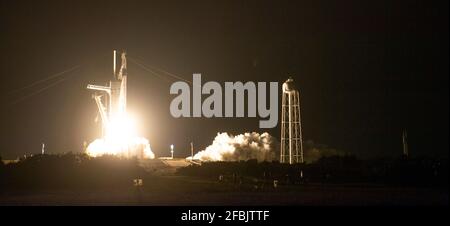 Cape Canaveral, Floride, États-Unis. 23 avril 2021. Une fusée SpaceX Falcon 9 transportant le vaisseau spatial Crew Dragon se soulève en transportant la mission SpaceX Crew-2 de la NASA à la Station spatiale internationale depuis le complexe de lancement 39A au Centre spatial Kennedy le 23 avril 2021 à Cape Canaveral, en Floride. L'équipage des astronautes de la NASA Shane Kimbrough et Megan McArthur, de l'astronaute de l'ESA Thomas Pesquet et de l'astronaute JAXA Akihiko Hoshide passera six mois à bord de l'avant-poste orbital. Credit: Planetpix/Alamy Live News Banque D'Images