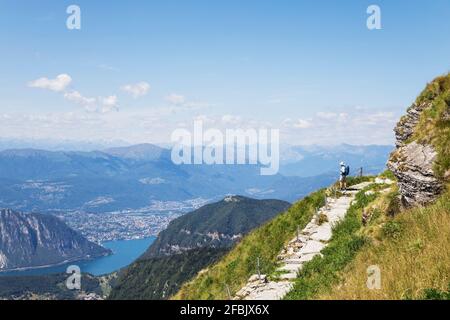 Randonneur expérimenté admirant le paysage environnant depuis le sentier de randonnée au sommet De Monte Generoso Banque D'Images