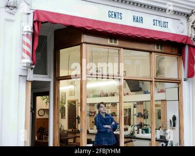 Salon de coiffure avec vue sur la fenêtre Banque D'Images