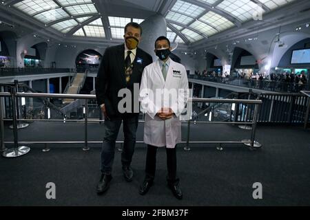 New York, États-Unis. 23 avril 2021. Le Dr Neil deGrasse Tyson, directeur du planétarium Hayden, et le Dr Dave Chokshi, commissaire de la ville de New York du ministère de la Santé et de l'hygiène mentale, se posent ensemble avant d'assister à une conférence de presse pour l'ouverture du site de vaccination COVID-19 à l'intérieur du Musée américain d'histoire naturelle, New York, NY, 23 avril 2021. Plus de 1/2 000 habitants des États-Unis ont reçu au moins une dose de vaccin. (Photo par Anthony Behar/Sipa USA) crédit: SIPA USA/Alay Live News Banque D'Images