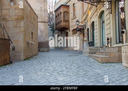 Rue calme et étroite dans la vieille ville de Bakou - Azerbaïdjan. Vue sur la rue dans l'Icherisheher Banque D'Images