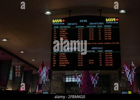 Montréal, Québec, Canada - 1/2/2020: Le tableau de signalisation électronique suspendu à la gare centrale DE VIA Rail à Montréal indique l'horaire des trains. Banque D'Images