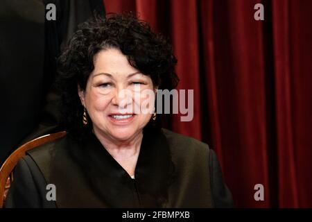 La juge associée de la Cour suprême Sonia Sotomayor siège lors d'une photo de groupe des juges à la Cour suprême à Washington, DC, le 23 avril 2021. Credit: Erin Schaff/Pool via CNP /MediaPunch Banque D'Images