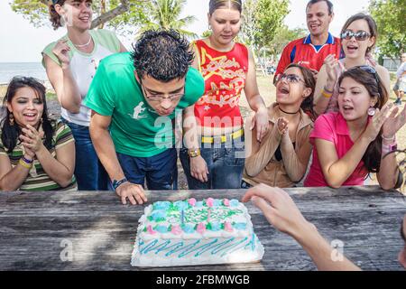 Miami Florida, Homestead Biscayne National Park, étudiants hispaniques adolescents adolescents amis garçons filles, fête d'anniversaire gâteau soufflant de bougie Banque D'Images