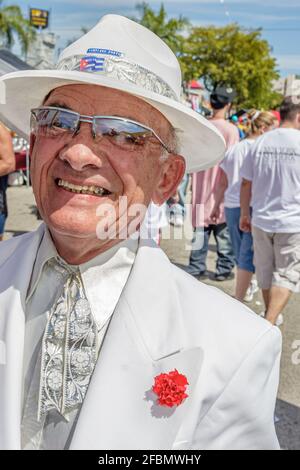 Miami Florida, Little Havana, Calle Ocho Carnaval, événement annuel festival hispanique fête de la foire, sourire homme senior portant chapeau de costume blanc Fedora rouge c Banque D'Images