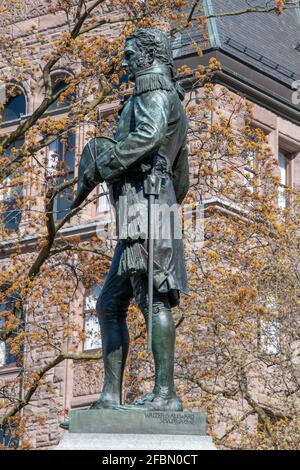 Sculpture ou statue de John graves Simcoe par le sculpteur Walter S. Allward dans le parc Queen's par l'édifice de l'Assemblée législative de la province de l'Ontario, Banque D'Images