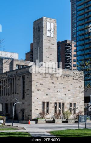 Saint Michael's College de l'Université de Toronto (U of T). Tour de l'horloge dans un bâtiment en pierre. Détails architecturaux Banque D'Images